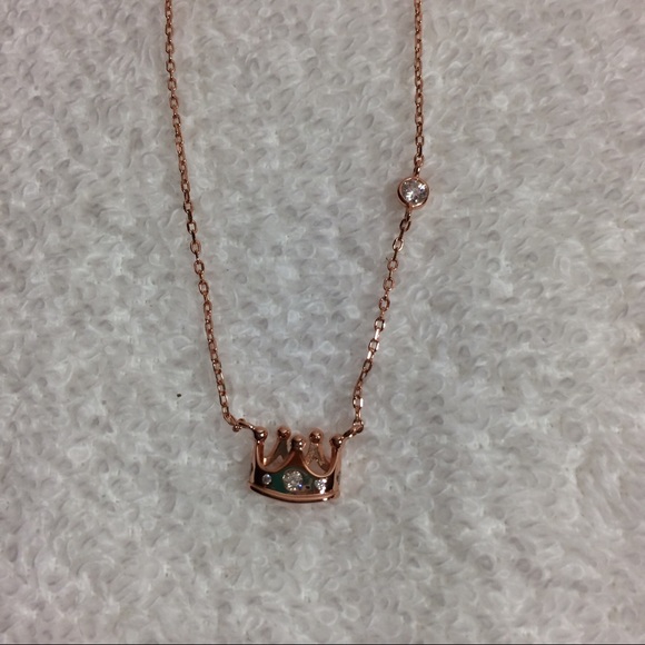 👑 NWT 14K Rose Gold-Plated Crown Necklace - Picture 3 of 8